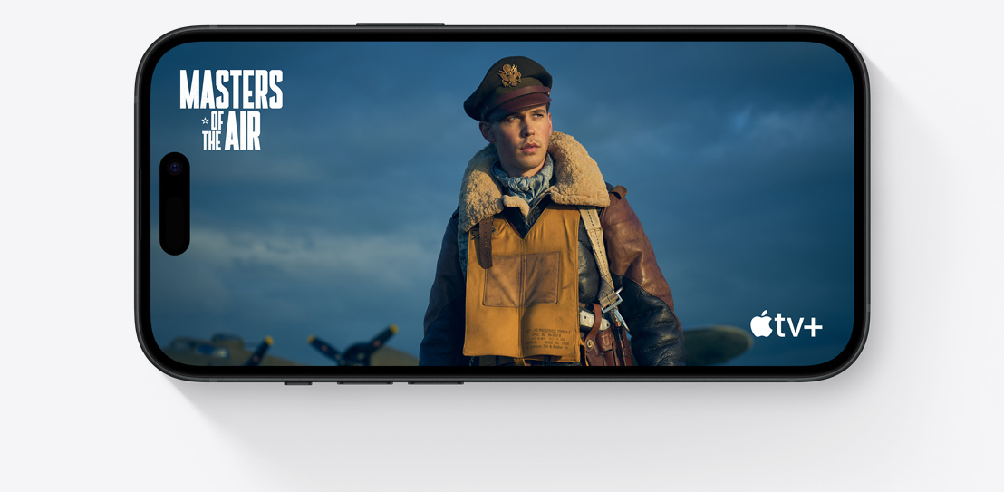 Хоризонтално ориентиран iPhone 15, на който се вижда сцена от популярния AppleTV+ сериал “Господари на небето”.