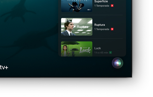 Uma TV de tela plana mostra uma lista de filmes e séries do Apple TV+.