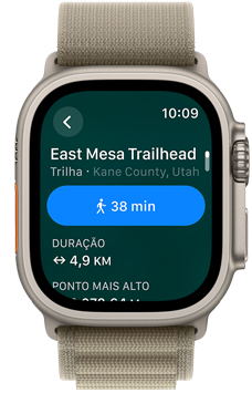 Imagem da tela do Apple Watch com o nome de uma trilha e a distância percorrida