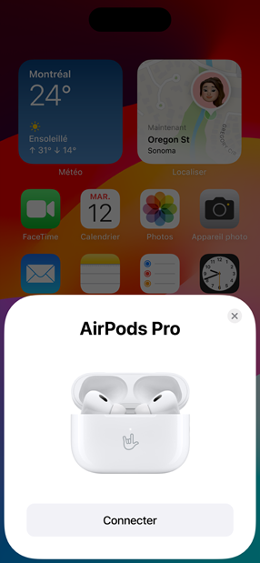 Étui de recharge MagSafe contenant des AirPods Pro, à côté d’un iPhone. Une tuile est affichée sur l’écran d’accueil d’iPhone; le bouton Connecter permet de jumeler facilement les AirPods.