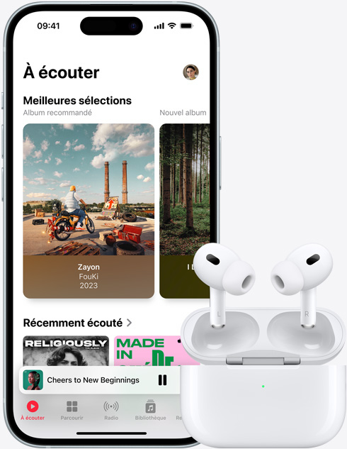 Image d’un iPhone 15 jouant une chanson dans Apple Music à côté d’une paire d’AirPods.