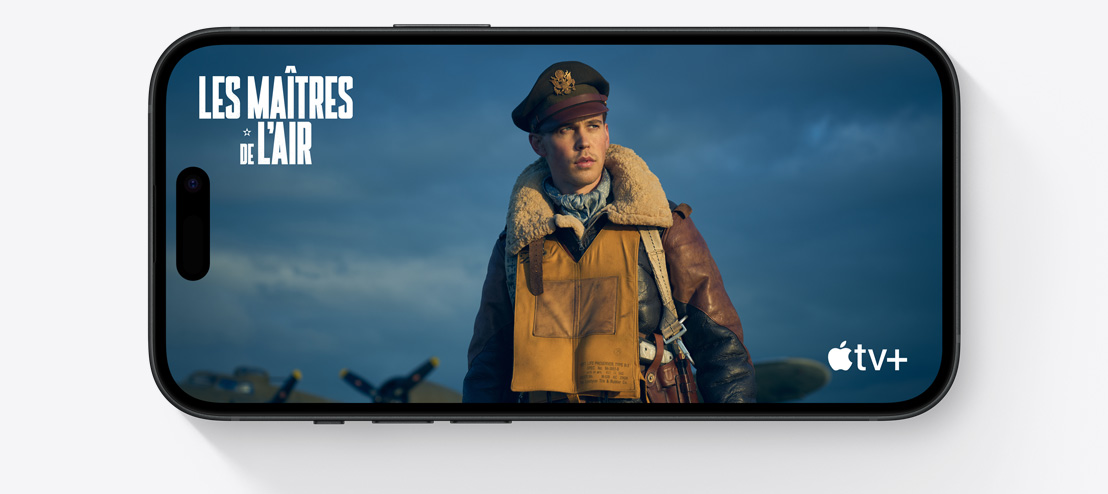 Écran d’iPhone 15 en orientation paysage montrant une scène de la série à succès Les Maîtres de l’air sur Apple TV+.