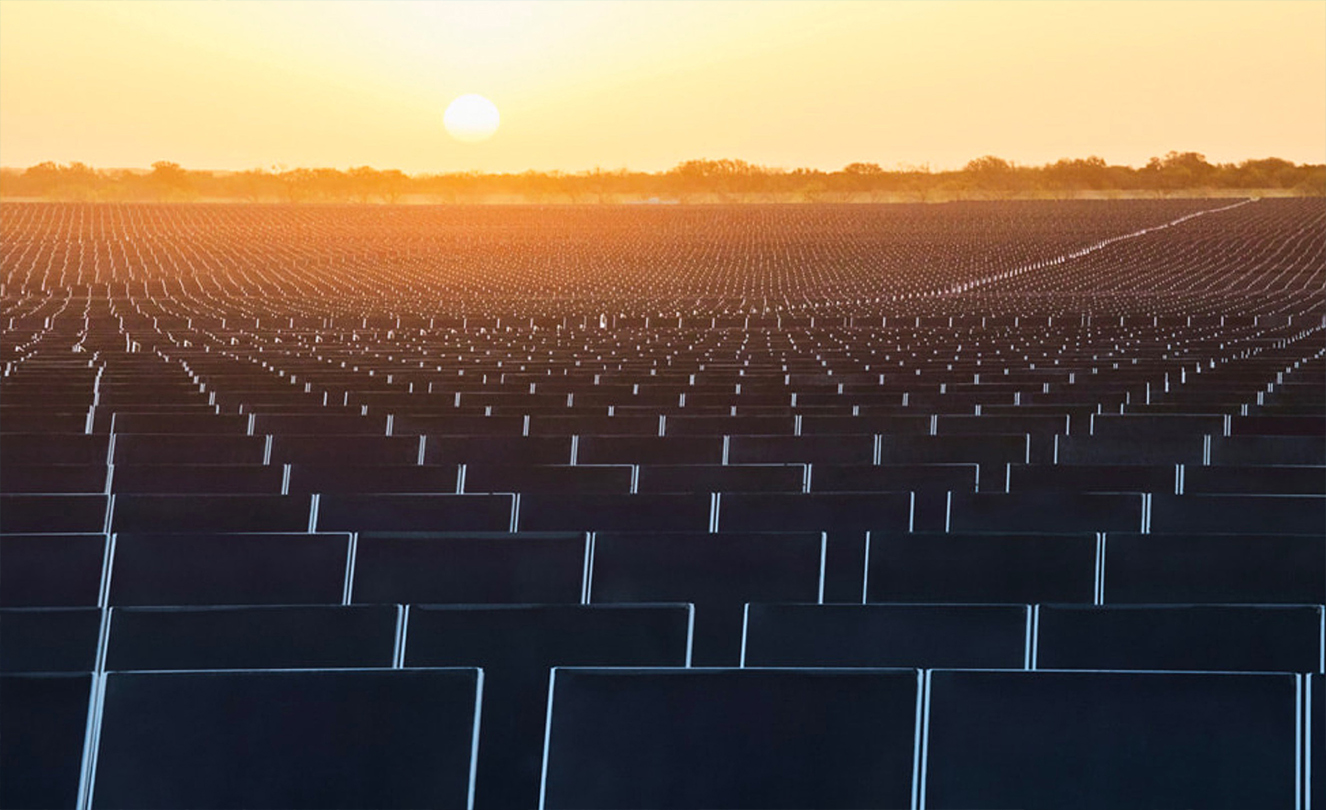 Hundrevis av solcellepaneler i solnedgang.