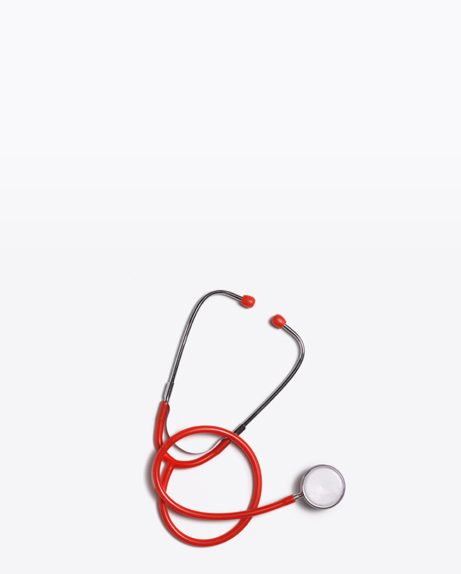 Uno stetoscopio rosso su uno sfondo bianco.