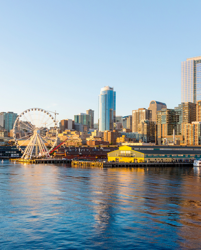 Näkymä Seattlen rantakadulta maailmanpyörineen.