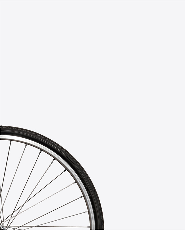 Una rueda de bicicleta sobre un fondo blanco.