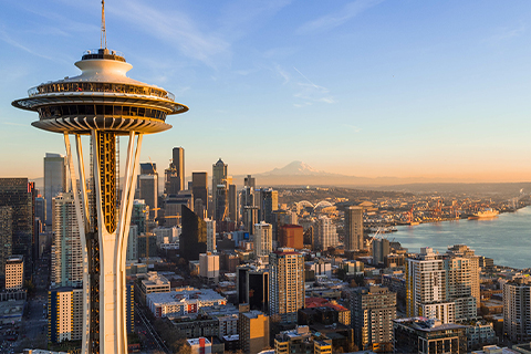 Ön planda Space Needle ile Seattle, Washington’un şehir manzarasının havadan görünümü. 