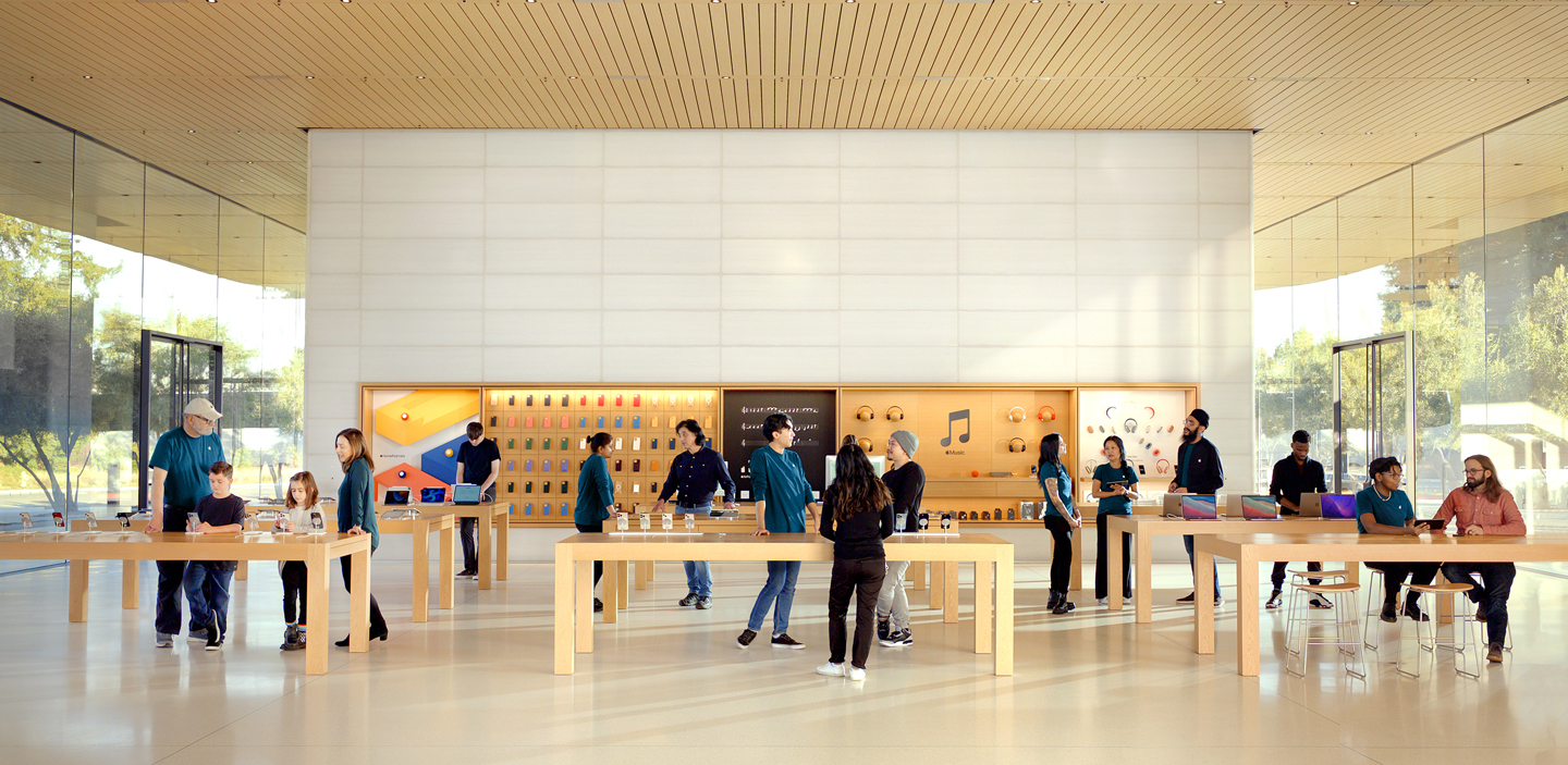 직원들이 곳곳에 서 있는 Apple Store 이미지.
