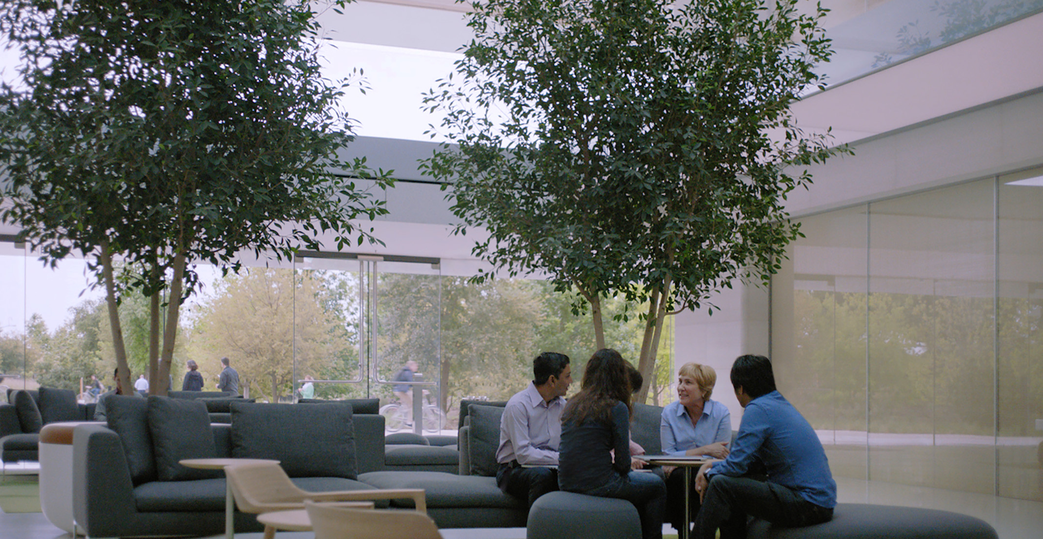 Giulia, som leder ett team som jobbar med naturlig språkbehandling, sitter vid ett bord tillsammans med andra Apple-kollegor.