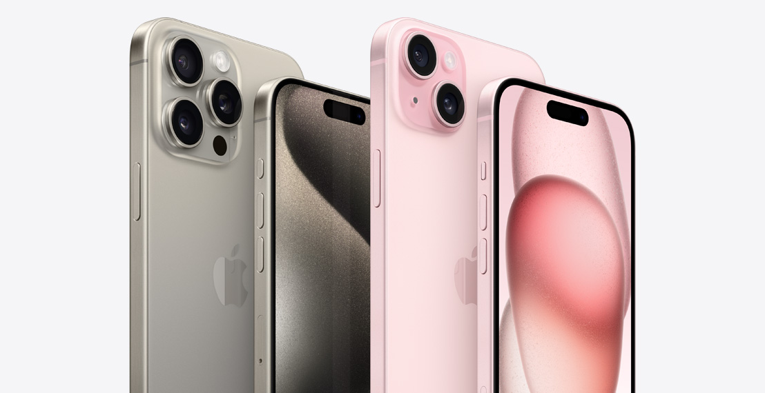 Un iPhone 15 Pro Max y un iPhone 15 Pro en titanio natural junto a un iPhone 15 Plus y un iPhone 15 en rosado.