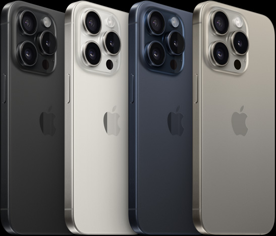Pohled na zadní strany 6,1″ iPhonů 15 Pro ve čtyřech různých barvách – černý titan, bílý titan, modrý titan a přírodní titan
