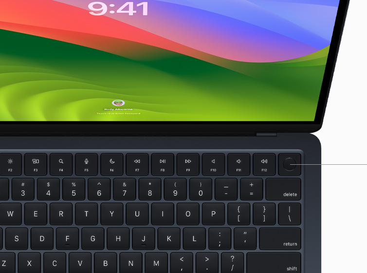 Pohled shora na MacBook Air, jde o ukázku používání Apple Pay pomocí Touch ID na Magic Keyboardu.