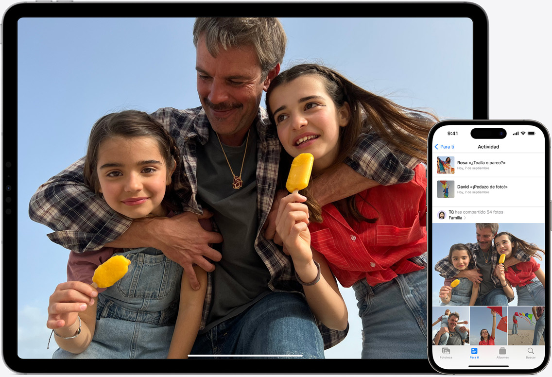 Pantallas del iPad y el iPhone y la prestación Fotos en iCloud con imágenes de un padre con sus dos hijas en la playa