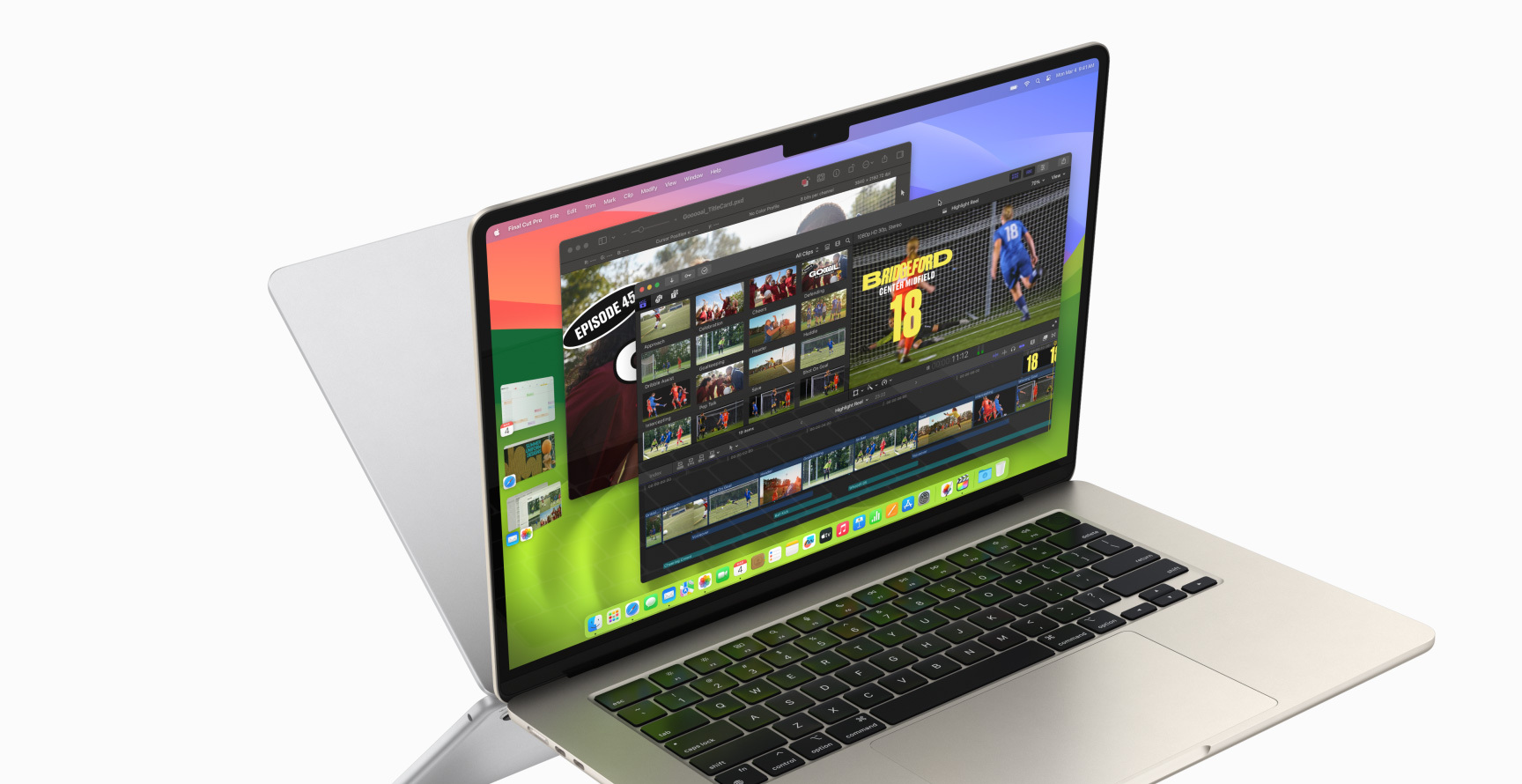 Un MacBook Air aperto che mostra Final Cut Pro e Pixelmator Pro, con le app Calendario, Safari, Mail e Foto aperte sulla sinistra. Dietro si nota il retro di un altro MacBook, come fosse un’immagine riflessa.