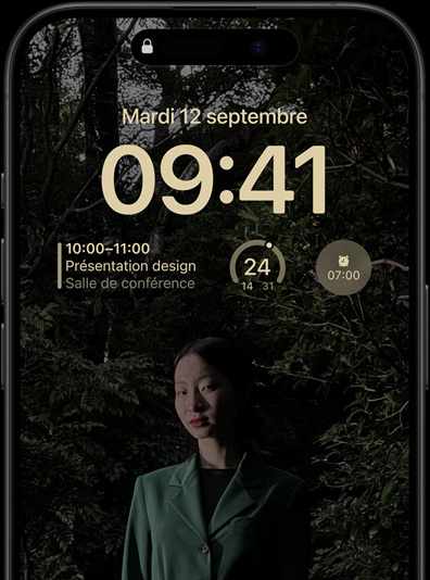 L’écran toujours activé d’un iPhone 15 Pro montrant un écran verrouillé affichant un widget Calendrier, un widget Météo et un widget Alarme