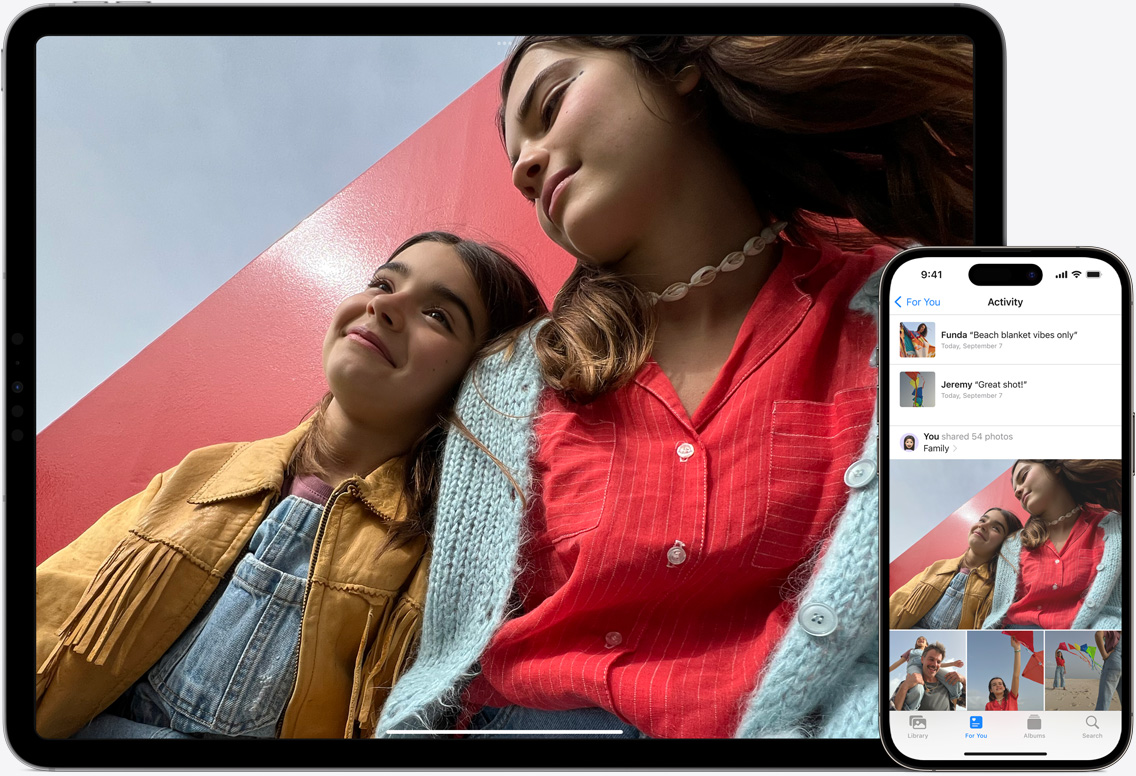 Layar iPad dan iPhone yang menampilkan Foto iCloud seorang ayah bersama dua putrinya di pantai