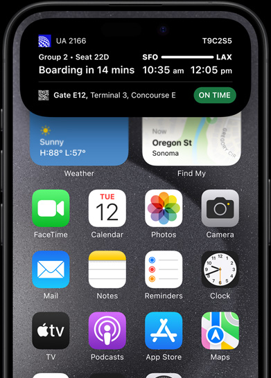 iPhone 15 Pro dengan Dynamic Island yang memperlihatkan skor pertandingan langsung