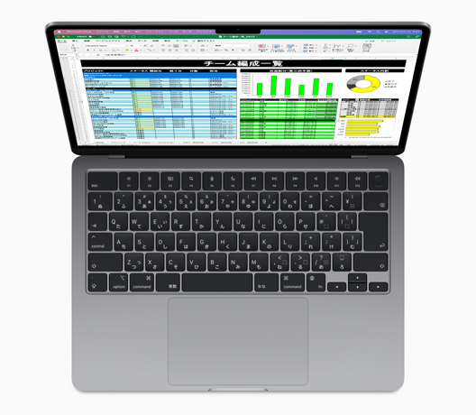 M2チップ搭載13インチMacBook Air上にMicrosoft Excelのアプリケーションウインドウが表示されている。
