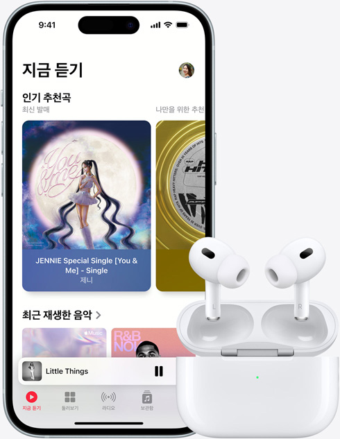 Apple Music을 통해 음악을 재생 중인 iPhone 15과 그 옆에 AirPods 한 쌍이 있는 이미지.