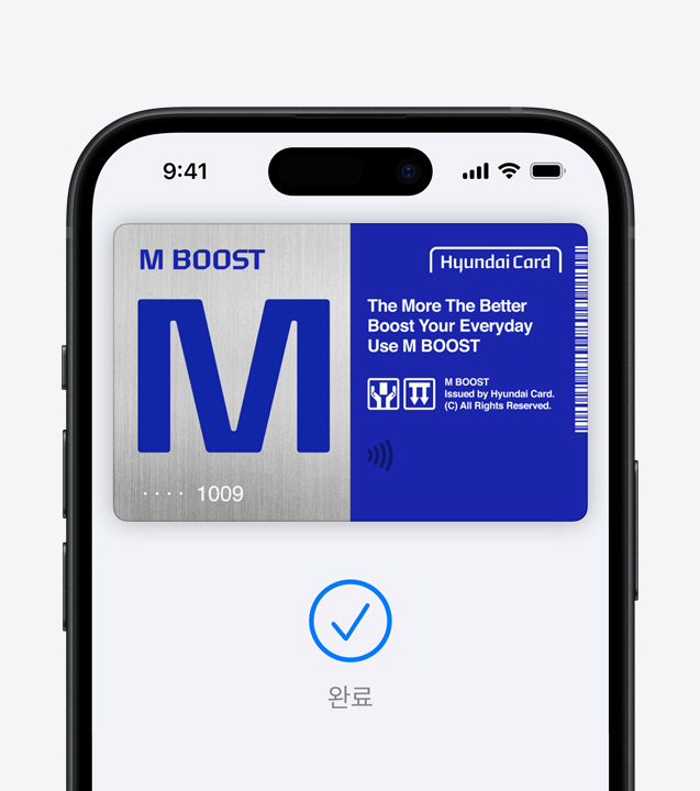 Apple Pay를 이용해 iPhone에서 안전하게 결제를 승인하는 Face ID의 클로즈업 이미지.