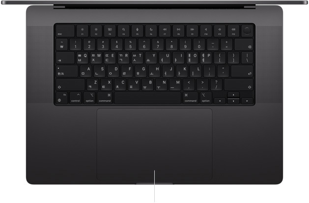 키보드와 그 아래의 Force Touch 트랙패드가 보이도록 MacBook Pro 16을 열어놓고 위에서 내려다본 모습