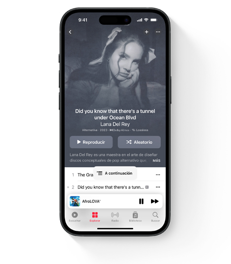 En la pantalla de un iPhone, se muestra la interfaz de Apple Music con Lana Del Rey