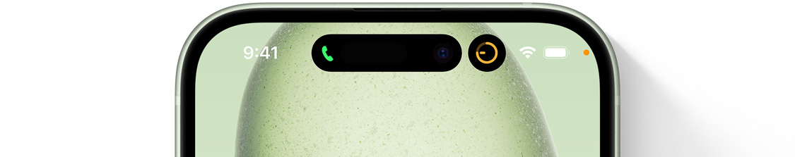 „iPhone 15“, kuriame rodomi dvigubi „Dynamic Island“ burbulai.