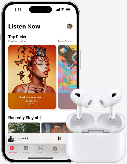 „iPhone 15“ leidžia muziką, šalia padėtos „AirPods“