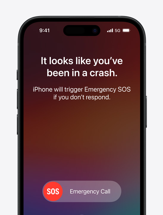 Trys „iPhone“ modeliai, kuriuose parodyti trys skirtingi veiksmai su „Emergency SOS“ per palydovą, „Crash Detection“ ir „Roadside Assistance“ per palydovą.