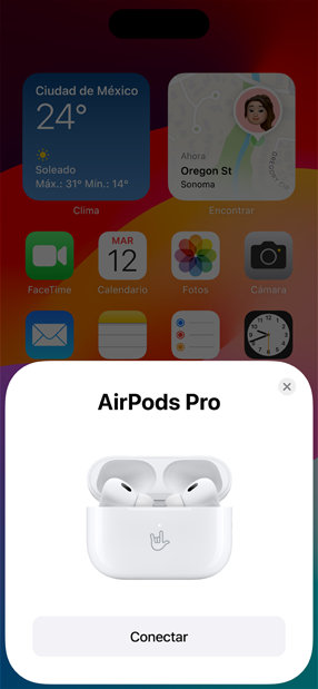 AirPods Pro dentro de un estuche de carga MagSafe junto a un iPhone. Un pequeño cuadro en la pantalla de inicio del iPhone muestra una ventana emergente con un botón para enlazar fácilmente los AirPods al tocarlo.