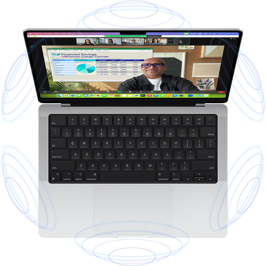 Wideorozmowa FaceTime na ekranie MacBooka Pro. Wokół urządzenia widać błękitne koła ilustrujące trójwymiarowe wrażenia akustyczne, jakich dostarcza funkcja dźwięku przestrzennego