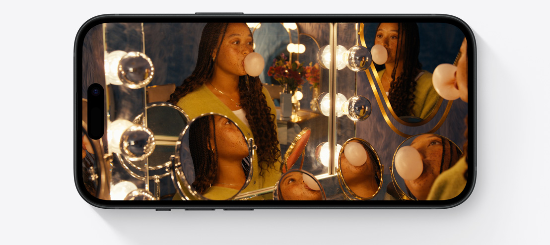  Un iPhone 15 orizontal afișează o scenă din producția hit de pe AppleTV+, Masters of the Air.