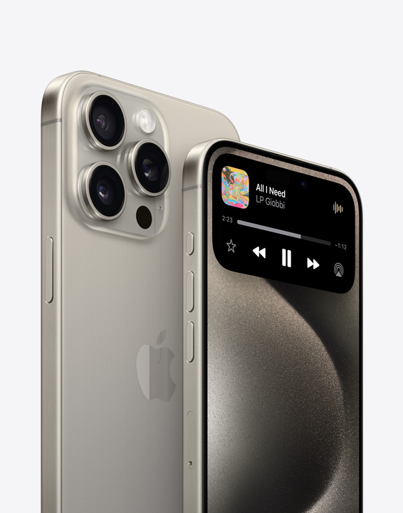 Vedere laterală din spate și laterală din față a unui iPhone 15 Pro. Vederea laterală frontală prezintă Dynamic Island în acțiune.