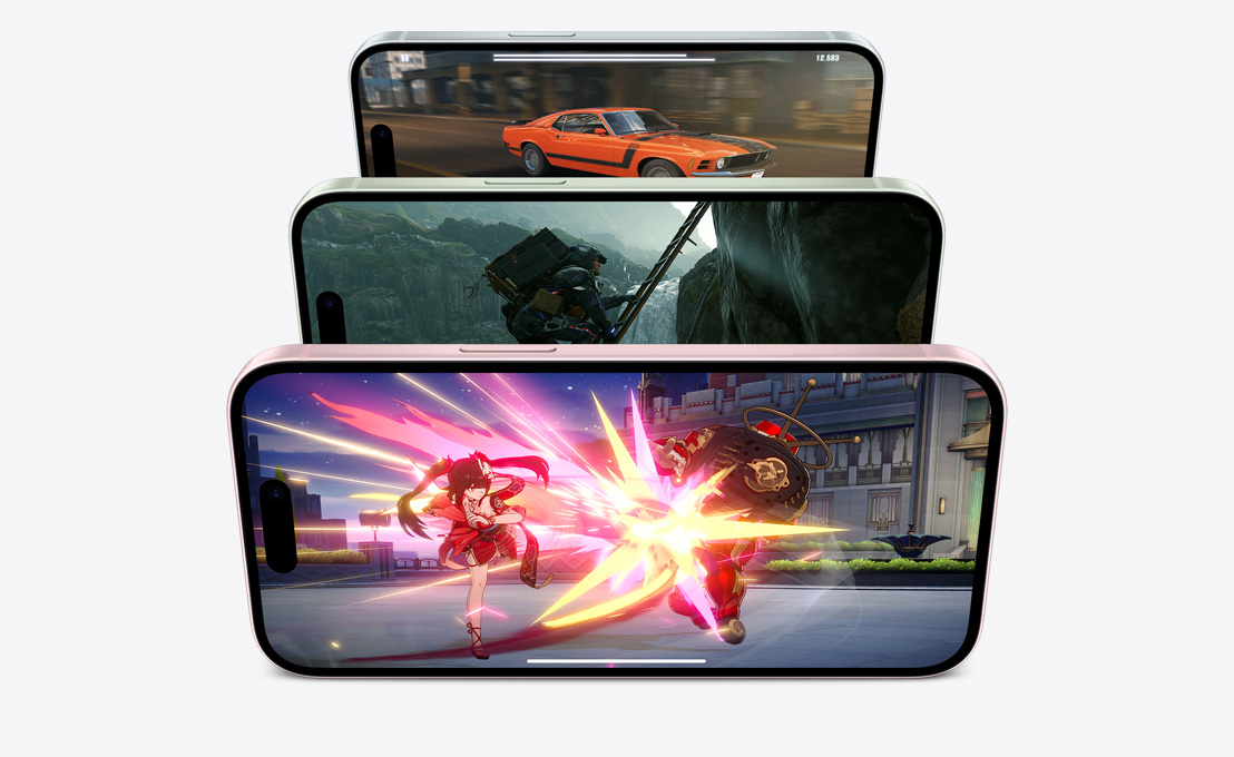Tri modely iPhonu v rade znázorňujú rôzne príklady rýchleho a plynulého hrania hier.