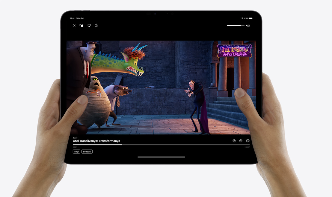 Bir çift elin tuttuğu iPad Pro’nun ekranında “Otel Transilvanya 4: Transformanya” dizisi oynuyor.
