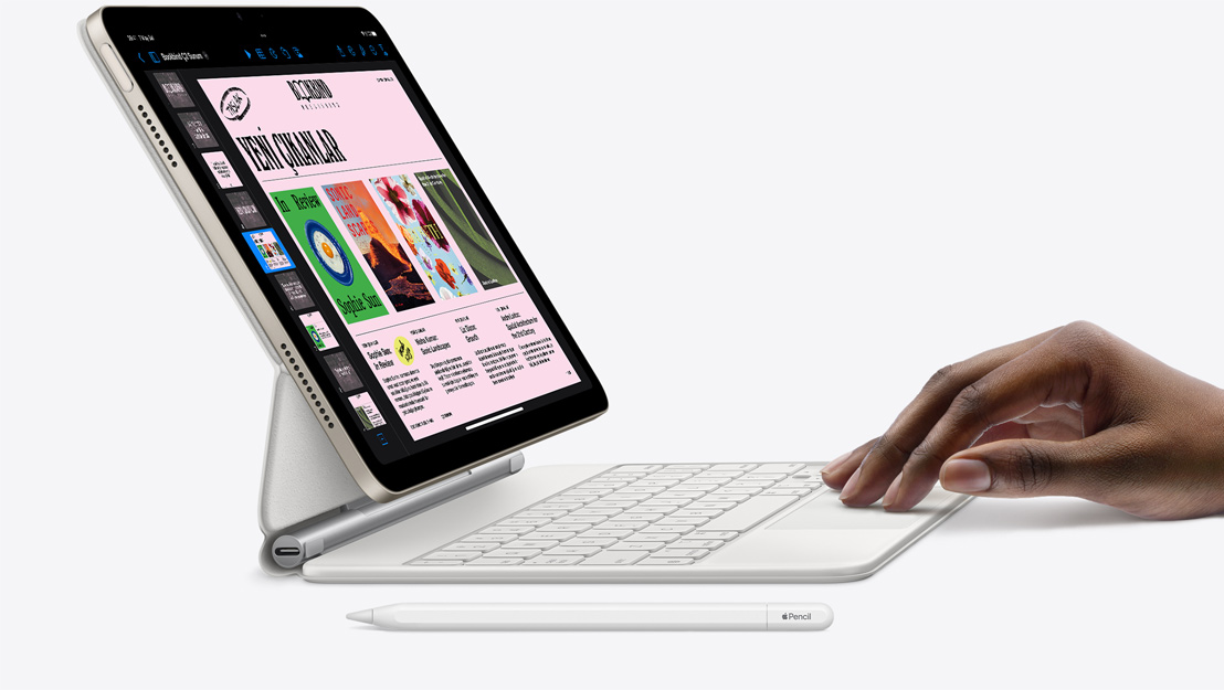 Ekranında Keynote uygulaması gösterilen ve trackpad’i üzerinde bir el bulunan iPad Air’in yandan görünümü ve yanında bir Apple Pencil.