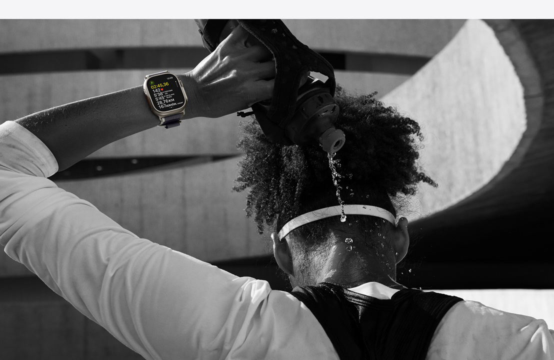 Apple Watch Ultra 2 kullanan bir atlet ensesinden su döküyor.