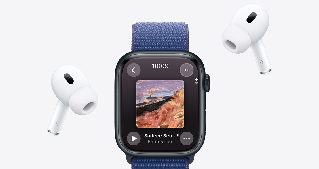 Ekranında Apple Music çalma listesi oynatıldığı görülen bir Apple Watch Series 9 ve iki yanında bir çift AirPods Pro.