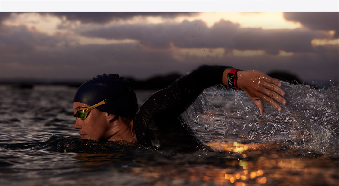 Açık suda yüzerken Apple Watch Series 9 kullanan bir kadın.
