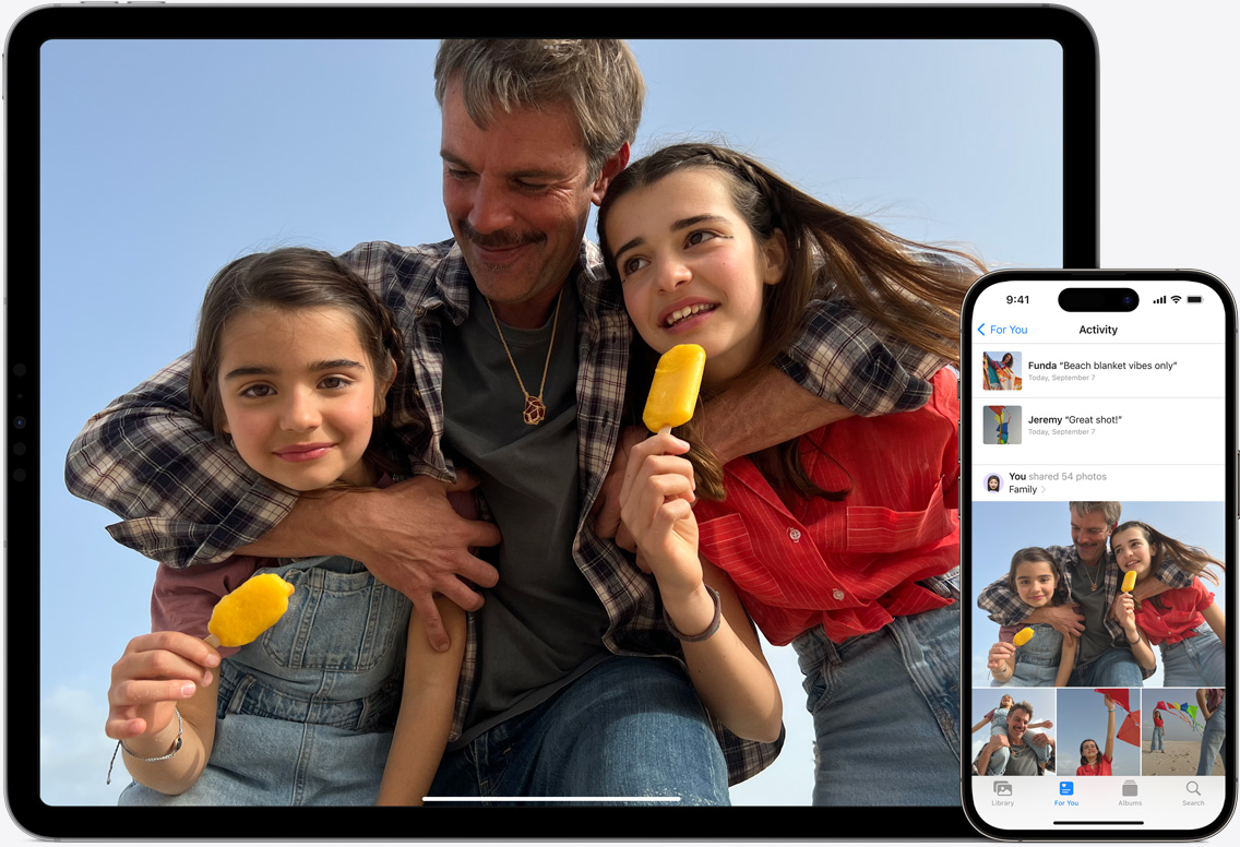 Ecrãs do iPad e iPhone da app Fotografias em iCloud com imagens de um pai com as suas duas filhas na praia