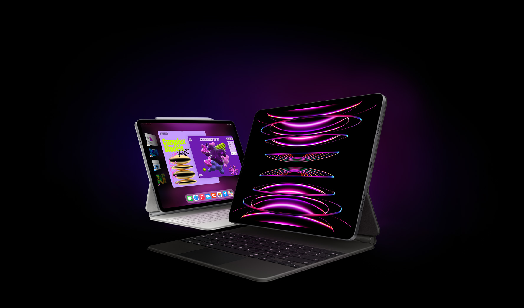 iPad Pro s bielou klávesnicou Magic Keyboard, ceruzkou Apple Pencil a apkou Stage Manager, ktorý je vyobrazený čiastočne vzadu za iným iPadom Pro s čiernou klávesnicou Magic Keyboard a zobrazeným pozadím.