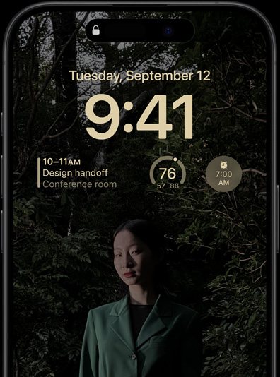 iPhone 15 Pron aina päällä oleva näyttö lukittuna, näkyvillä on kalenteriwidgetti, sääwidgetti ja herätyswidgetti 