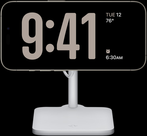 „iPhone 15 Pro“ „Standby“ režimu rodo laikrodį per visą ekraną kartu su data, temperatūra ir artimiausiu žadintuvo nustatymu