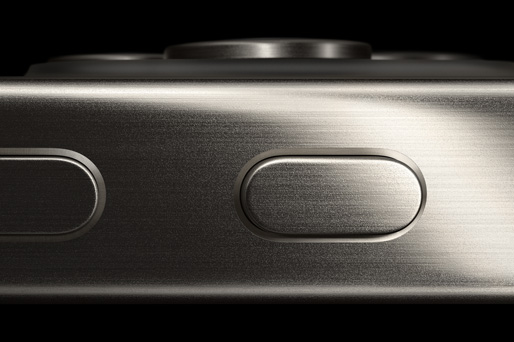 Vedere laterală, de aproape, a unui iPhone 15 Pro ilustrând benzile din titan, butonul Acțiune și butonul de creștere a volumului