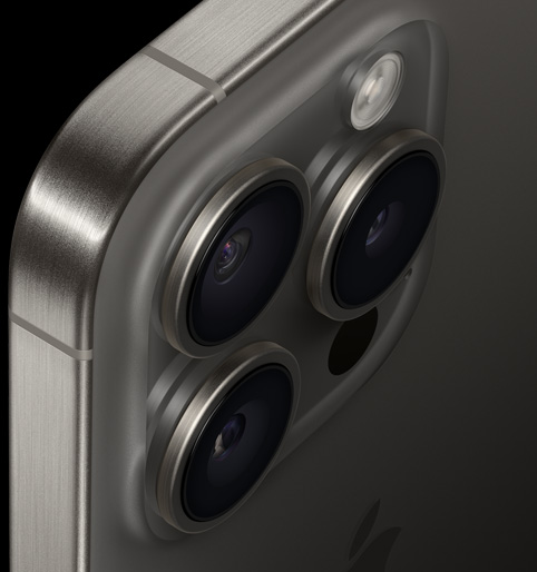 Achteraanzicht van de zijkant van iPhone 15 Pro, met de titanium band in beeld