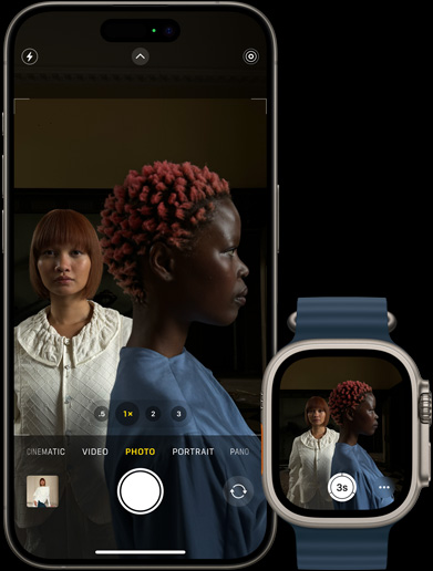 Sama kuva kahdesta naisesta, jotka näkyvät iPhone 15 Prossa ja Apple Watch Ultrassa