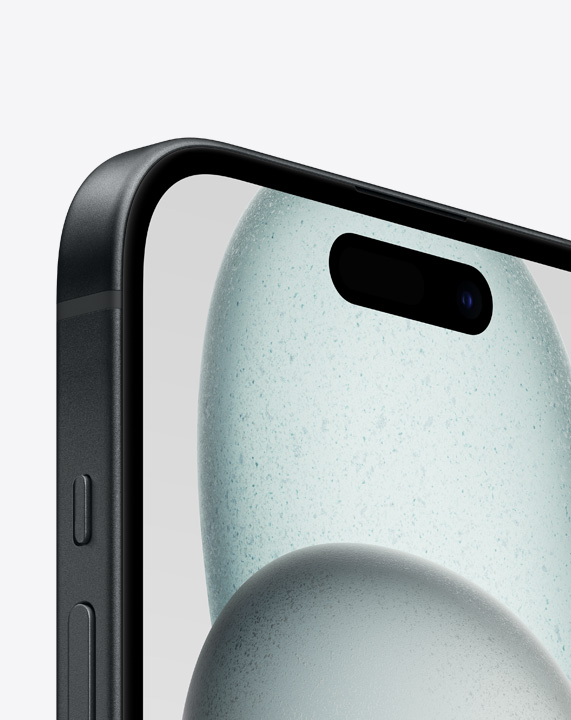 Krupan prikaz iPhonea 15 u crnoj boji, koji ističe njegove čvrste aluminijske rubove i prednji dio izrađen od materijala Ceramic Shield.