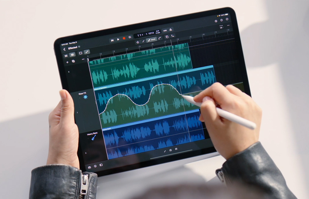 iPad용 Logic Pro에서 Apple Pencil을 사용해 사운드 클립을 편집하는 모습.