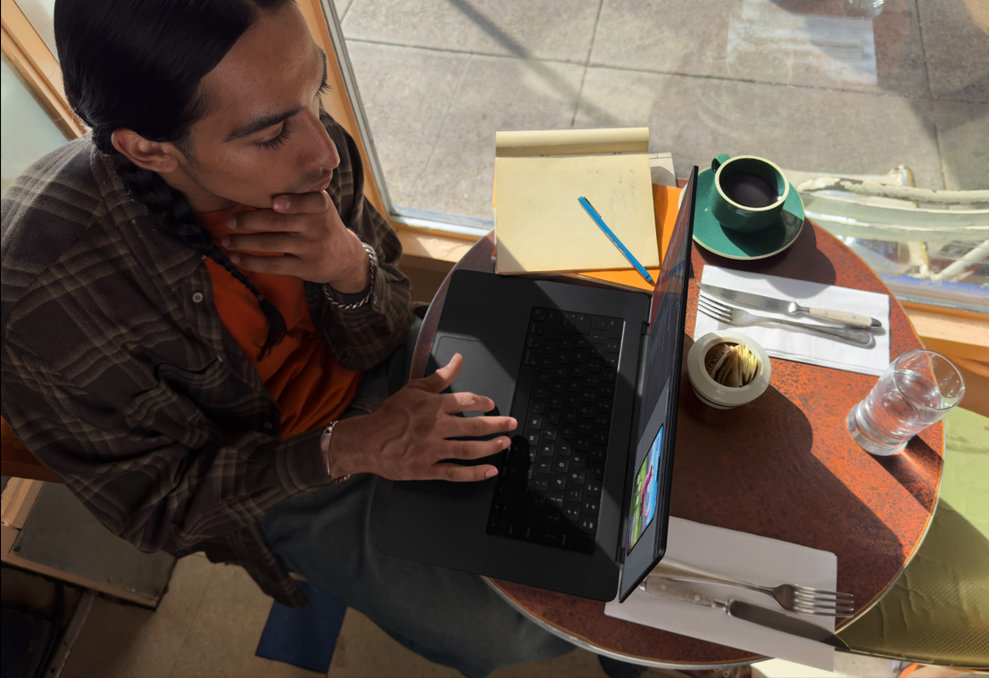 Image d’une personne faisant des retouches sur son MacBook Pro lors d’une séance photo.