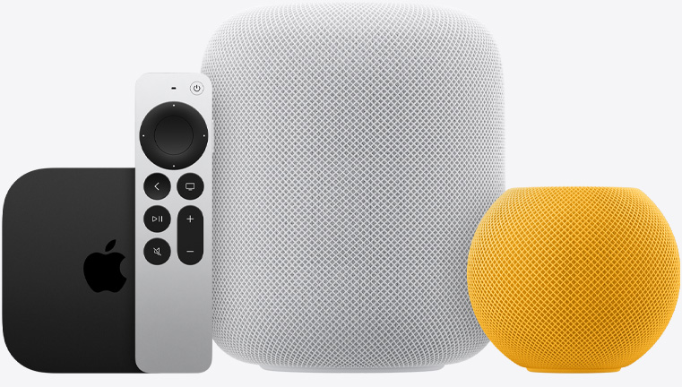 Une Apple TV 4K, une télécommande Siri Remote, un HomePod blanc et un HomePod mini jaune placés côte à côte.